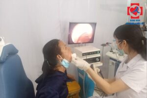 Bác Sĩ Đang Thăm Khám Phát Hiện Ung Thư TMH Tại BV Hồng Hà