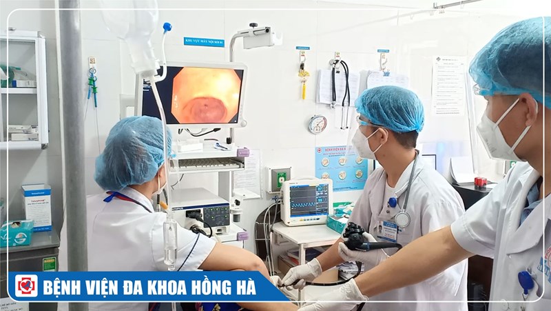 Các y, bác sĩ đang thực hiện Nội Soi Ống Tiêu Hóa