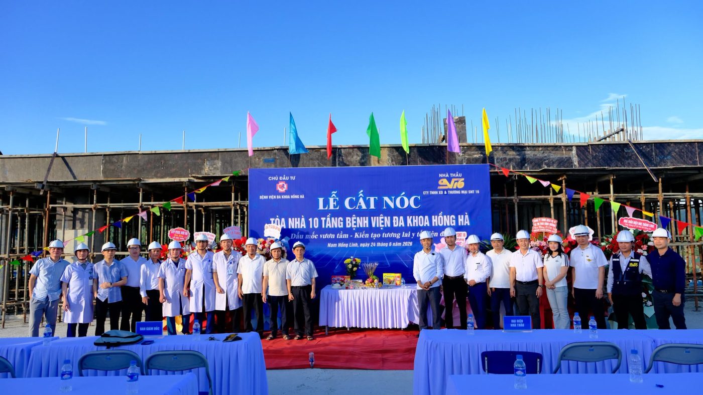 Hình ảnh Bác Sĩ Nguyễn Văn Lĩnh dự Lễ cất nóc tòa nhà 10 tầng Bệnh viện Đa khoa Hồng Hà