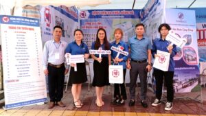 Đoàn tuyển dụng chụp ảnh cùng sinh viên tình nguyện của trường đại học Y Dược Thái Bình.