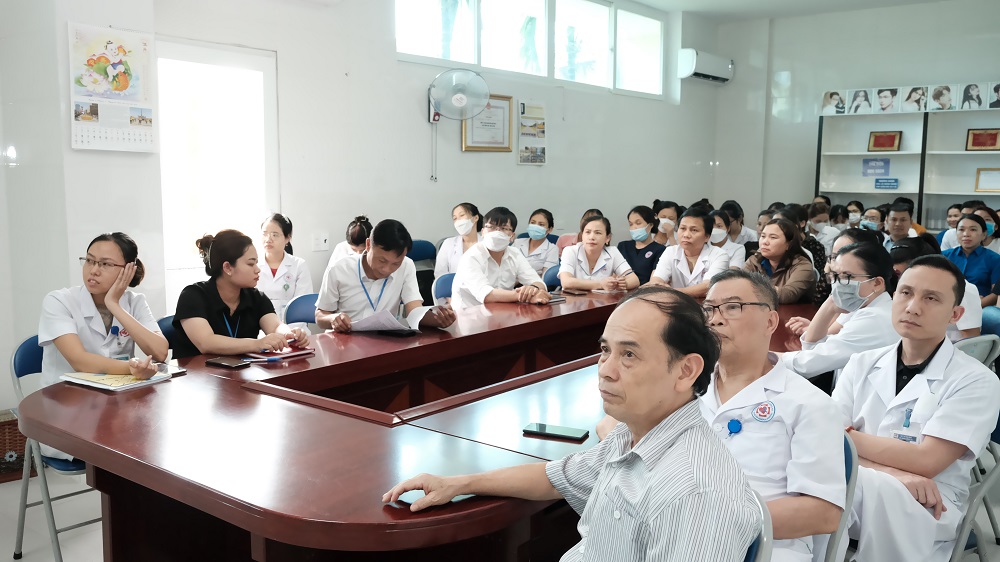 Tập huấn, hướng dẫn phân loại chất thải trong khuôn viên cơ sở y tế