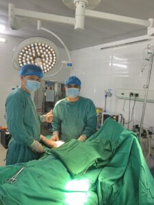 Hình ảnh các y bác sỹ Bệnh viện Đa khoa Hồng Hà đang phẫu thuật cho bệnh nhân