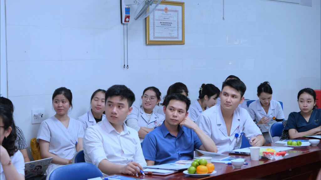 Các thành viên chăm chú theo dõi nội dung