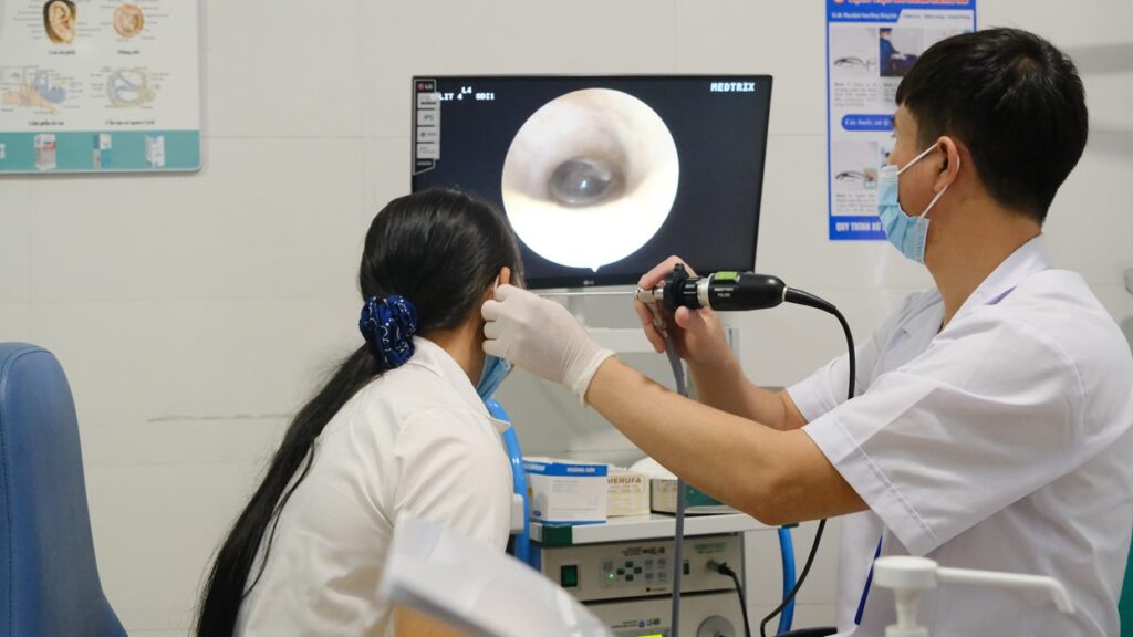 Cô giáo đang được bác sĩ Nội soi tai mũi họng