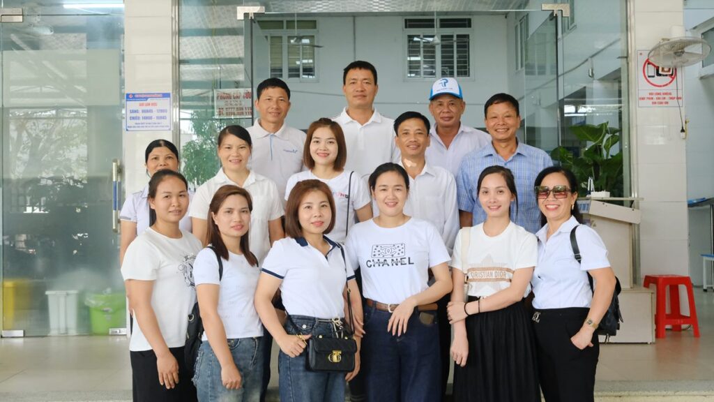 Tập thể cán bộ giáo viên trường mầm non Hương Điền Vũ Quang