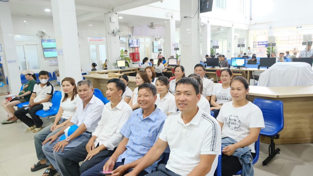 Hình ảnh tập thể cán bộ giáo viên trường mầm non Hương Điền Vũ Quang