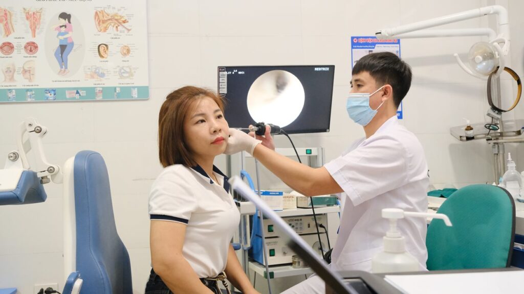 Hình ảnh giáo viên trường mầm non Hương Điền Vũ Quang thăm khám tại bệnh viện
