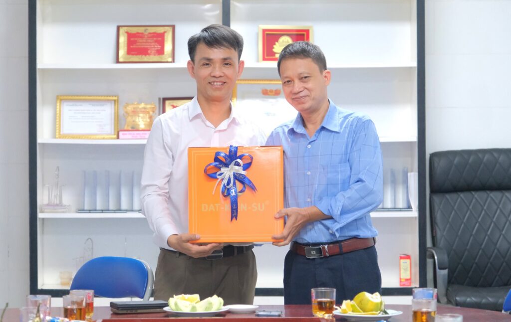 Phó giám đốc BSCKII Nguyễn Văn Thiện BVĐK Hùng Cường trao quà gặp mặt cho chủ tịch hội đồng thành viên BSCKI Nguyễn Văn Lĩnh