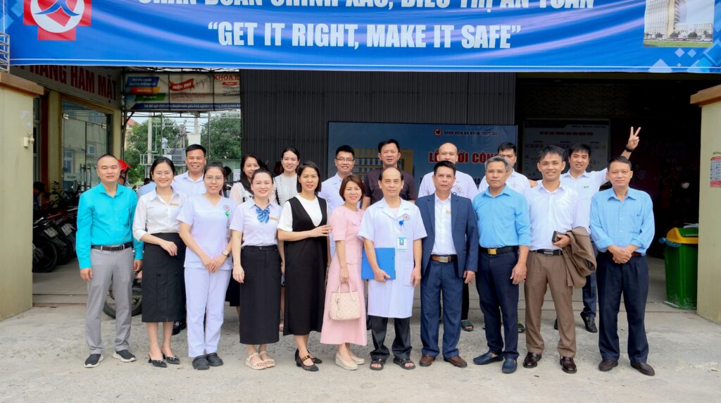 Các thành viên 2 bệnh viện chụp ảnh lưu niệm