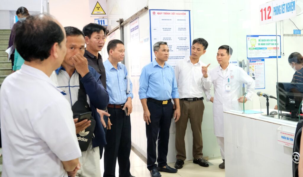 Đoàn công tác tổ chức tham quan bệnh viện và các phòng ban