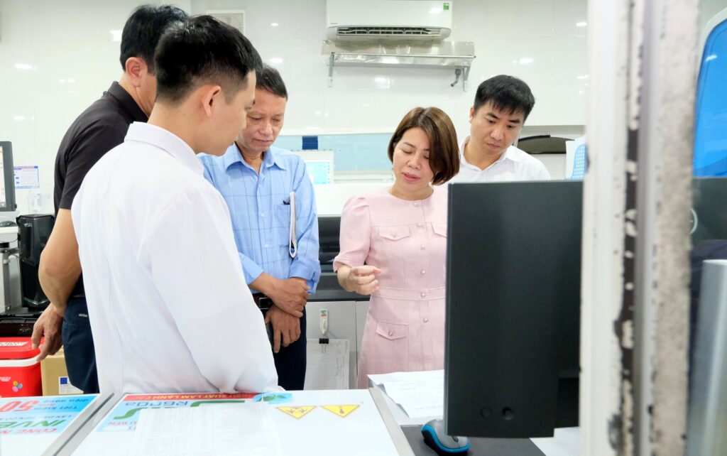 Các thành viên trong đoàn chia sẽ kinh nghiệm, học hỏi lẫn nhau