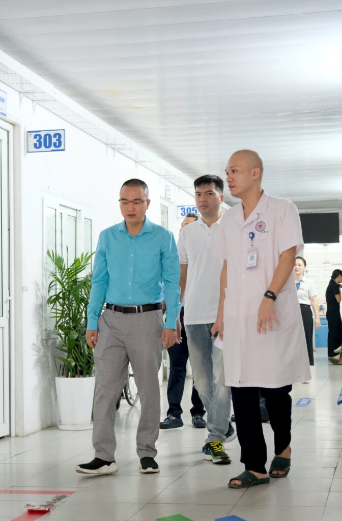 Các thành viên thăm khoa YHCT và PHCN của bệnh viện Hồng Hà