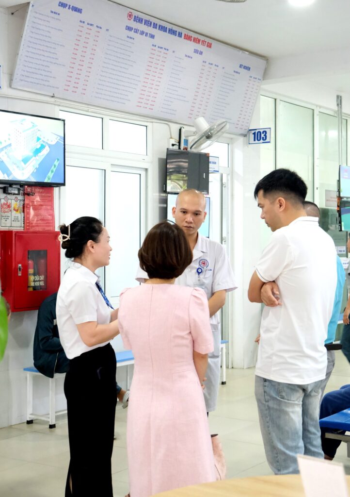 Bà Nguyễn Thị Giang trưởng phòng CTXH và DVKH chia sẻ cùng đoàn tham quan