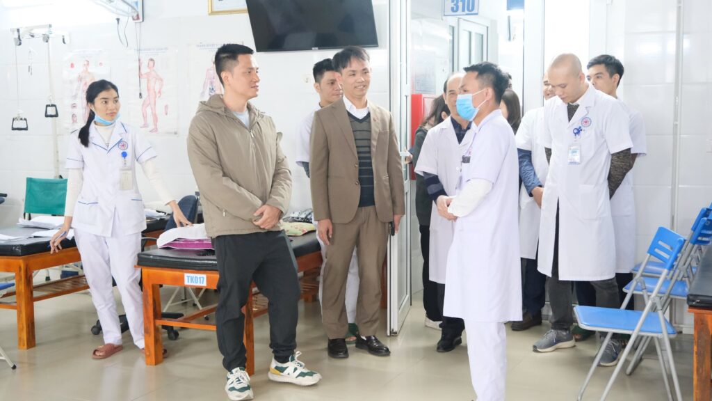 Thầy Tiến sĩ Bác sỹ Nguyễn Duy Hùng thăm khoa Y học cổ truyền - Phục hồi chức năng