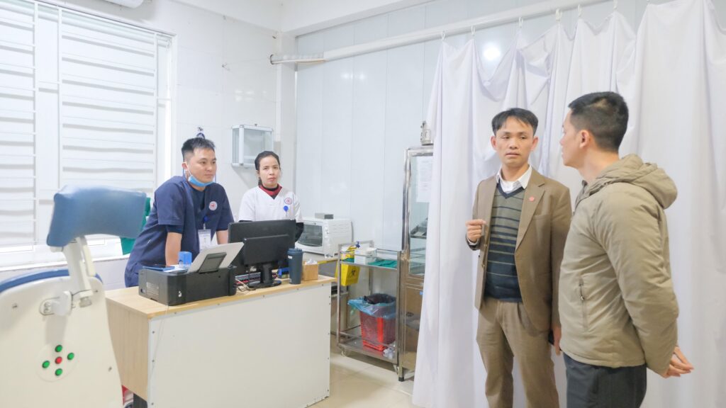 Thầy Bác sỹ Nguyễn Duy Hùng thăm phòng nội soi Tai Mũi Họng