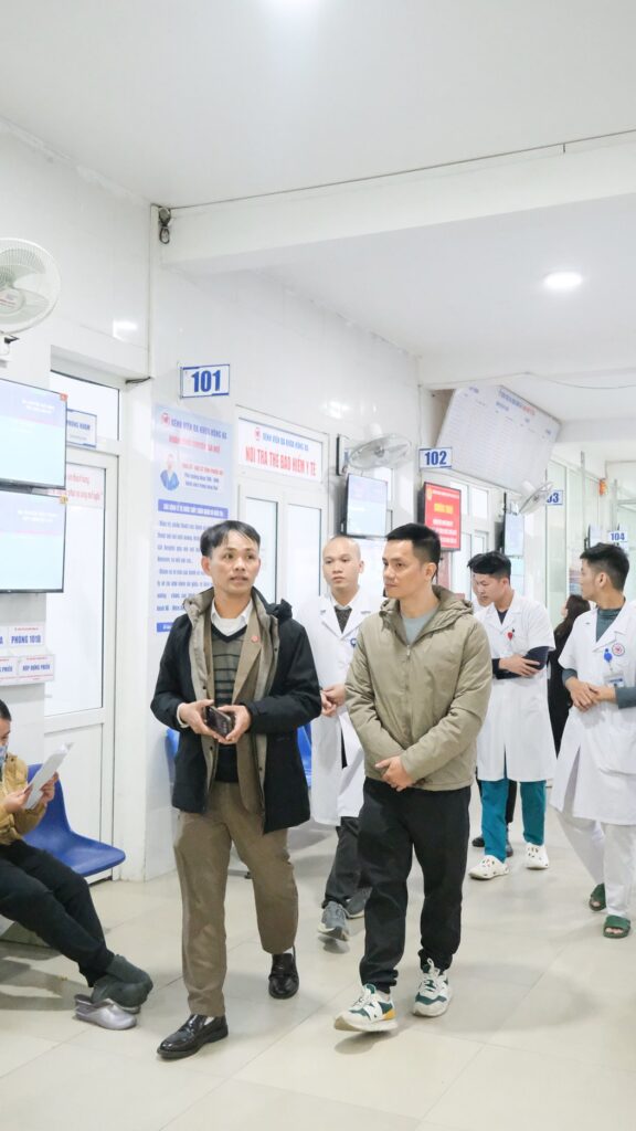 Chủ tịch HĐTV Nguyễn Văn Lĩnh dẫn thầy Nguyễn Duy Hùng đi thăm quan, giới thiệu bệnh viện