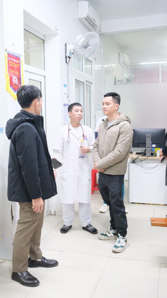 Thầy Nguyễn Duy Hùng đi thăm quan phòng cấp cứu 115