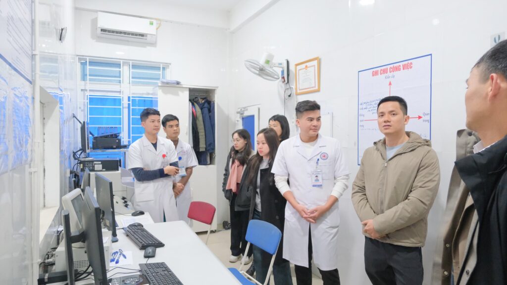 Thầy Nguyễn Duy Hùng đi thăm quan phòng chụp cắt lớp vi tính và chia sẽ những thông tin về kỹ thuật chụp, đọc phim