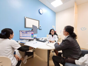 PGS TS BSCKII Nguyễn Thị Bạch Tuyết thực hiện khám và tư vấn tại Bệnh viện đk Hồng Hà