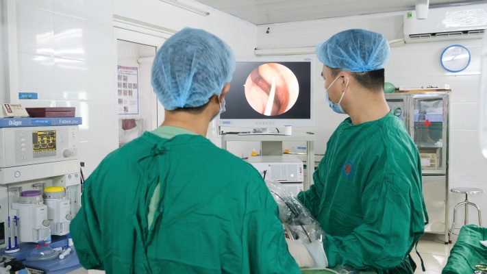 Bác sĩ chuyên khoa I Trần Thanh Hùng - Đang thực hiện mổ xoang