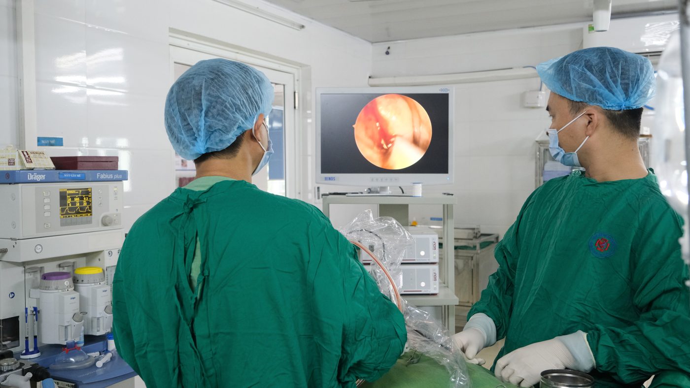 Bác sĩ chuyên khoa I Trần Thanh Hùng - Đang thực hiện mổ xoang tại BVĐK Hồng Hà