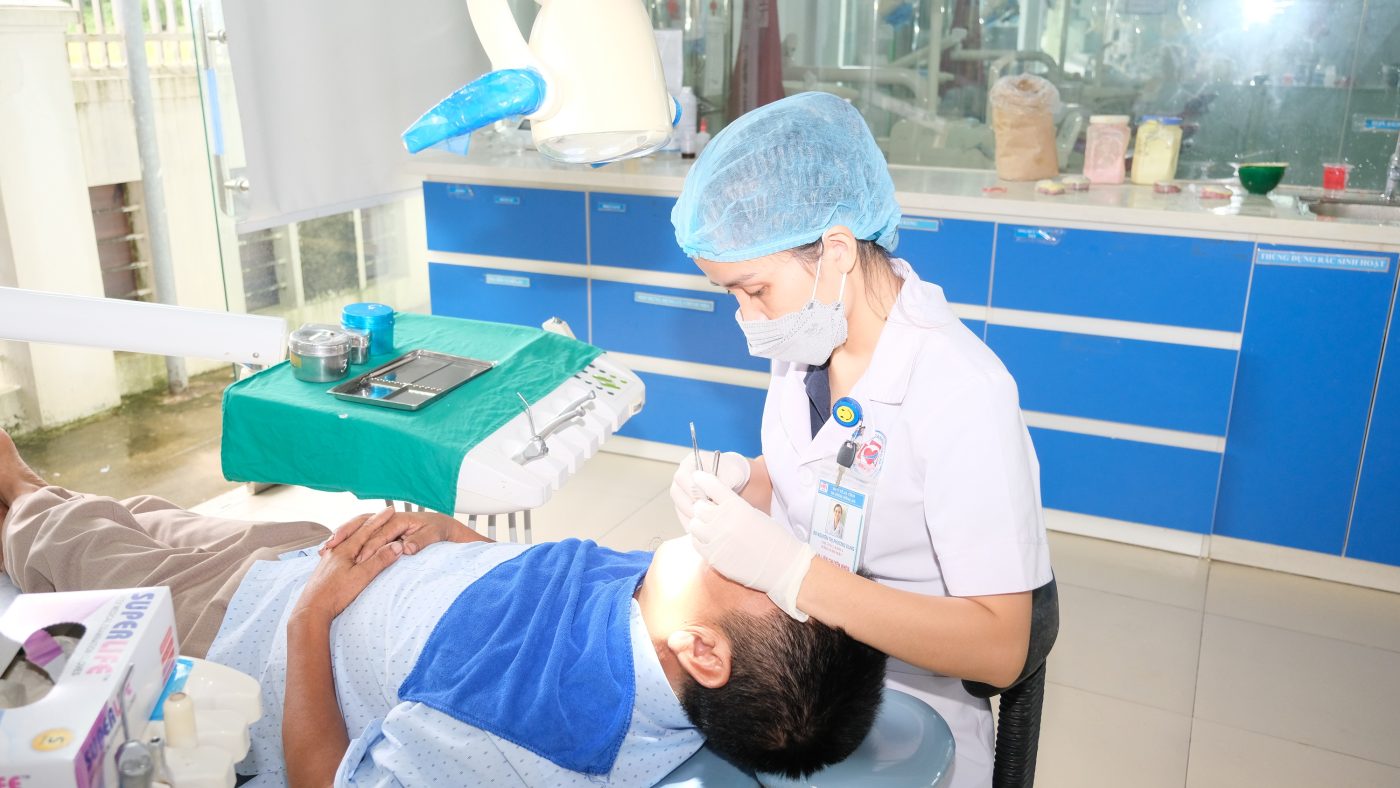 Hình ảnh BS Nguyễn Thị Phương Dung đang Trồng răng Implant cho bệnh nhân