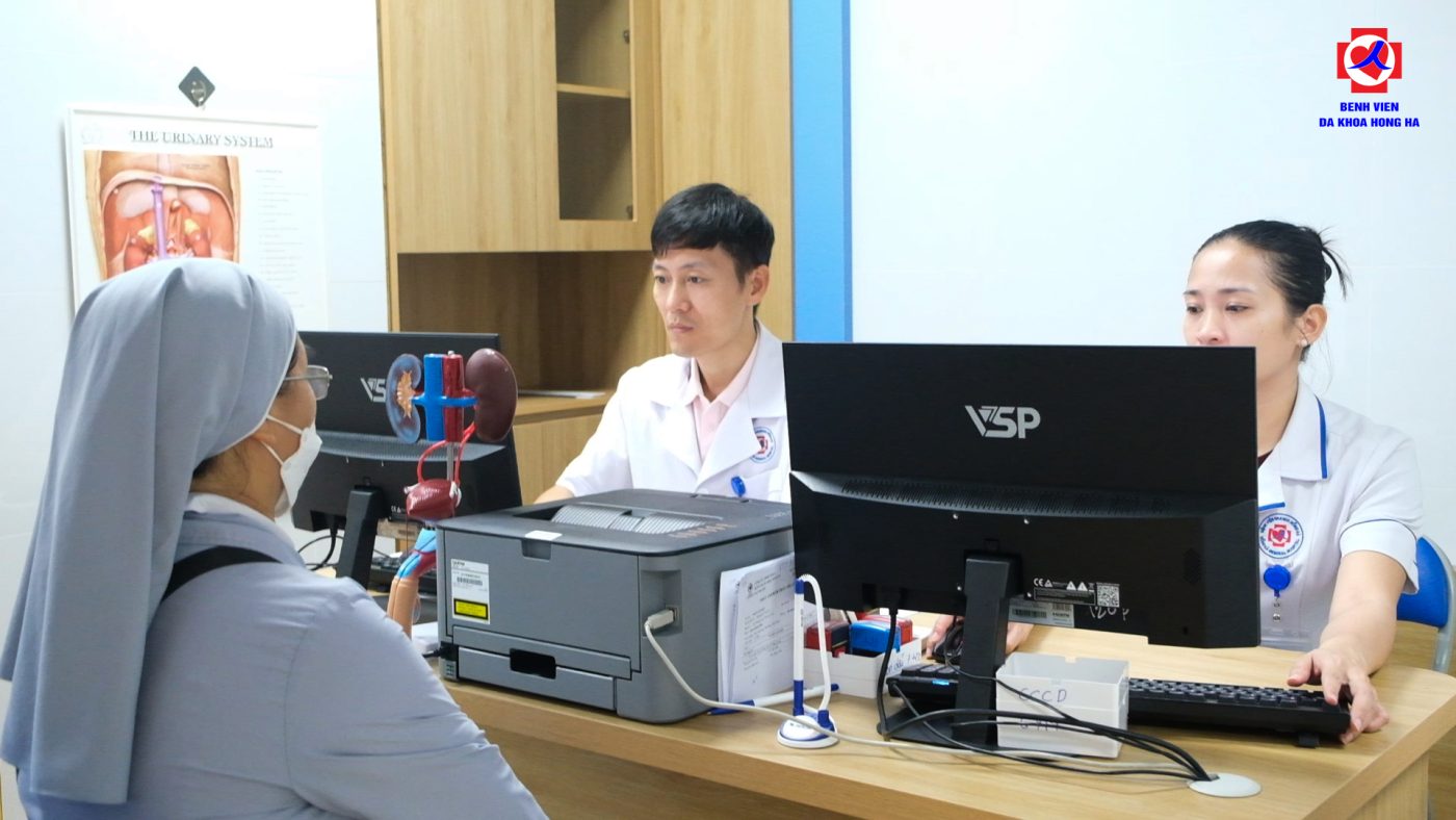 BS.CKII. BSNT Thái Xuân Thủy đang khám cho bệnh nhân - Điều tri sỏi thận tại Hà Tĩnh