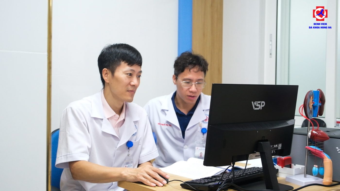 BS.CKII. BSNT Thái Xuân Thủy hội chẩn cùng các bác sĩ để đưa ra phương án điều trị tối ưu nhất cho bệnh nhân