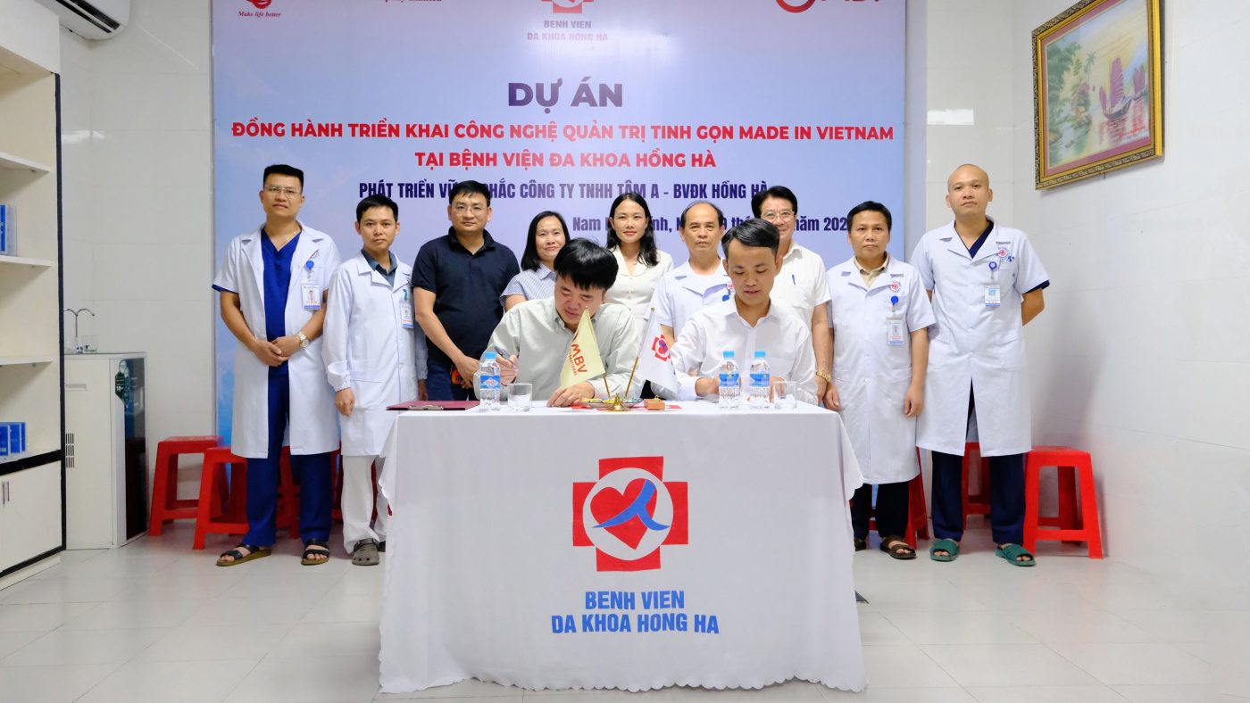 PGS.TS Nguyễn Đăng Minh Chủ tịch GKM Group và BS Nguyễn Văn Lĩnh Chủ tịch Công ty Tâm A Bệnh viện Hồng Hà  ký kết thỏa thuận đồng hành trước sự chứng kiến của tập thể Ban Lãnh Đạo hai bên (Ảnh Bệnh Viện Hồng Hà)