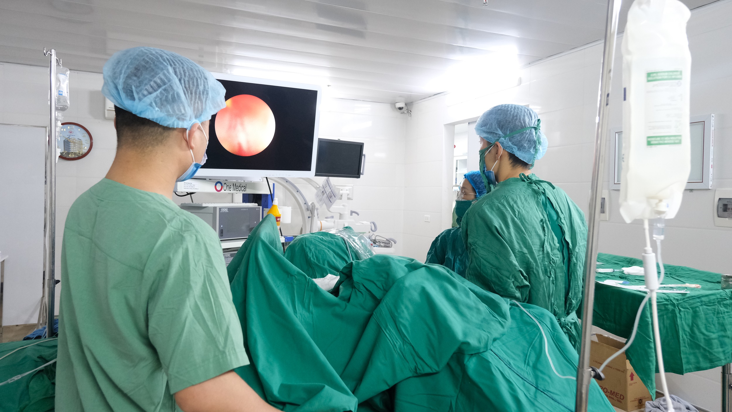 BS CKII BSNT Thái Xuân Thủy đang điều trị sỏi thận cho bệnh nhân